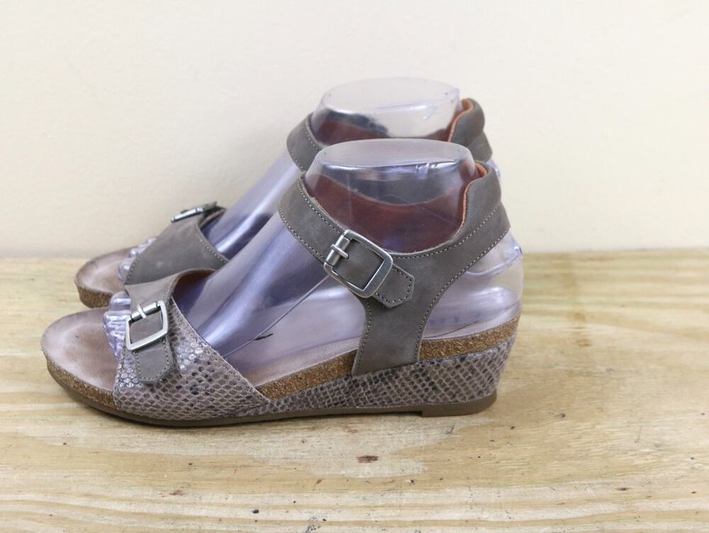 Taos Sandals Womens 7.5 Leather Taupe Traveler Reptile Snake Print Embossed Shoe